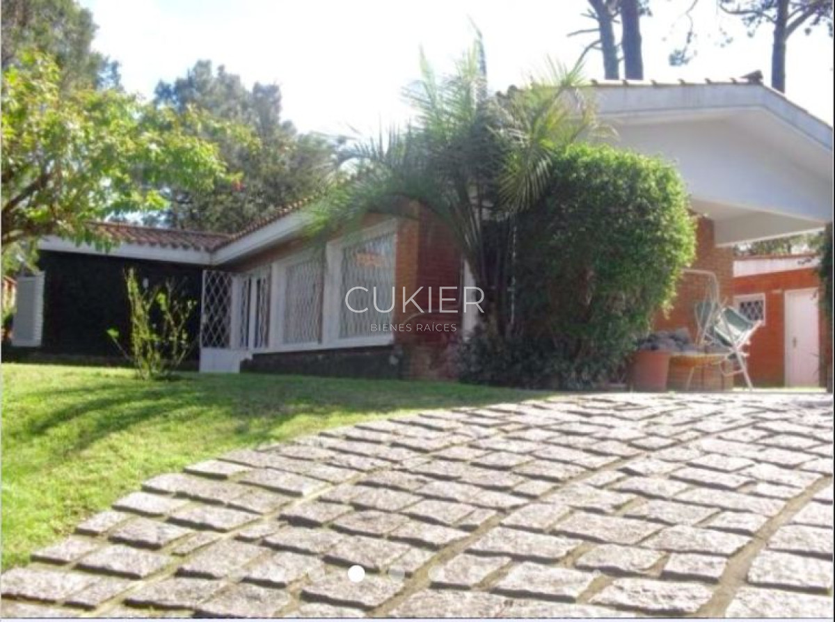 Casa ID.1535 - Alquiler anual de casa 3 dormitorios en Jardines de Cordoba Punta del Este