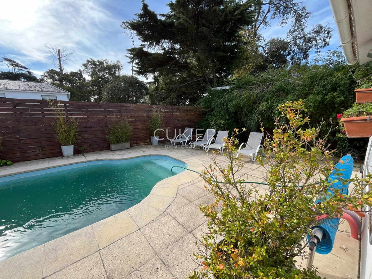 Casa ID.4183 - Alquiler de temporada casa 4 dormitorios y piscina climatizada en Pinares a tan solo 150 m de playa mansa 