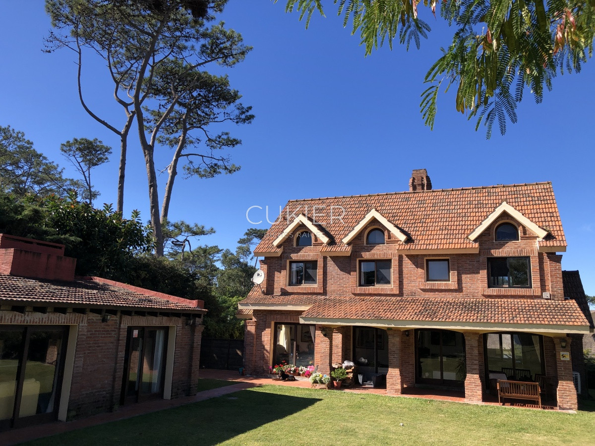 Casa ID.249 - Alquiler de temporada de espectacular casa de 4 dormitorios en Pinares Punta del Este 