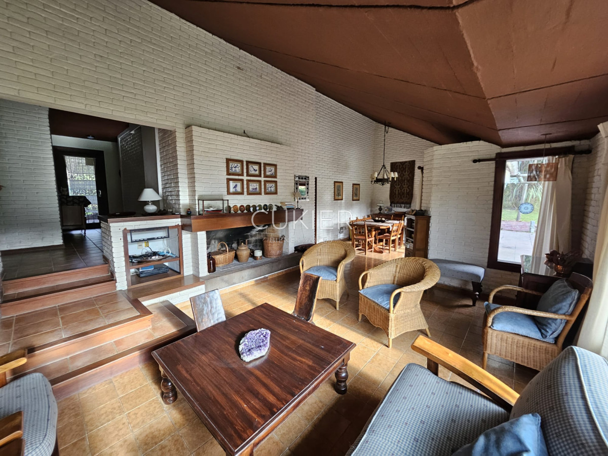 Casa ID.4977 - Venta de hermosa casa 4 dormitorios en zona de colegios 