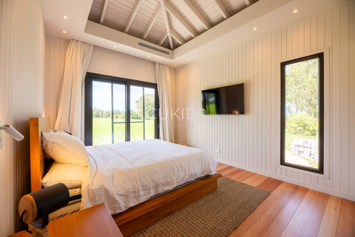 Casa ID.5206 - Venta y alquiler temporal de espectacular casa 4 dormitorios en barrio privado Puerto Quetzal en la barra Punte del este 