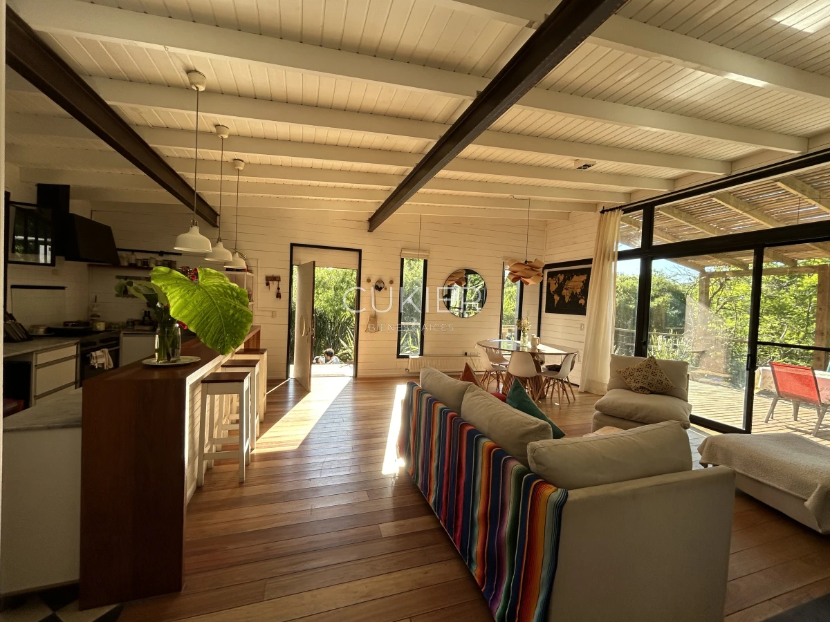 Casa ID.4313 - SE ALQUILA CASA EN EL TESORO DE 3 DORMITORIOS, 3 BAÑOS RODEADA DE VERDES