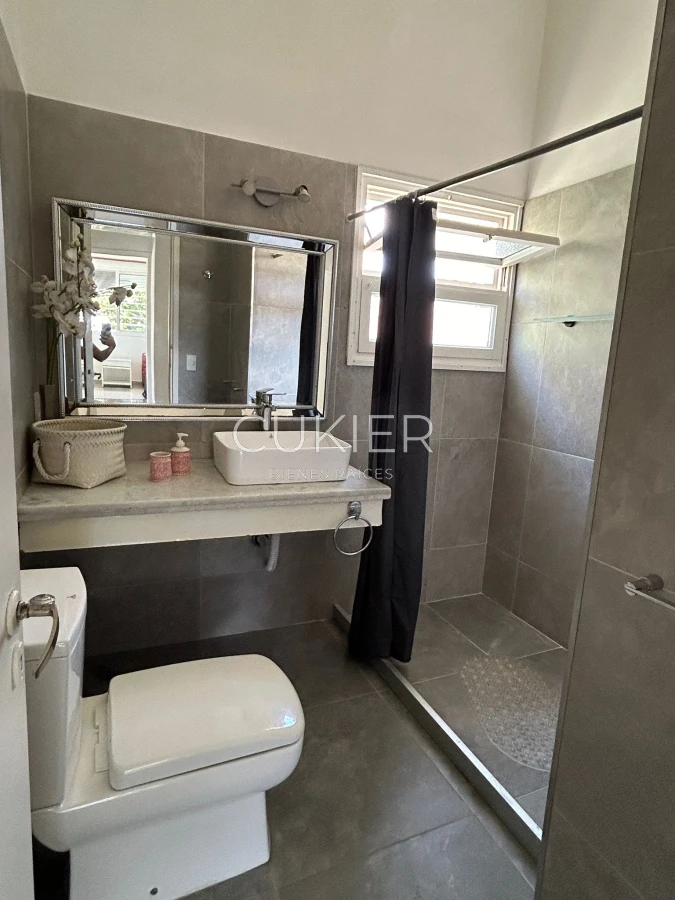 Casa ID.3312 - Alquiler anual de casa 2 dormitorios y medios a 1 cuadra del mar en playa mansa con patio y parrillero