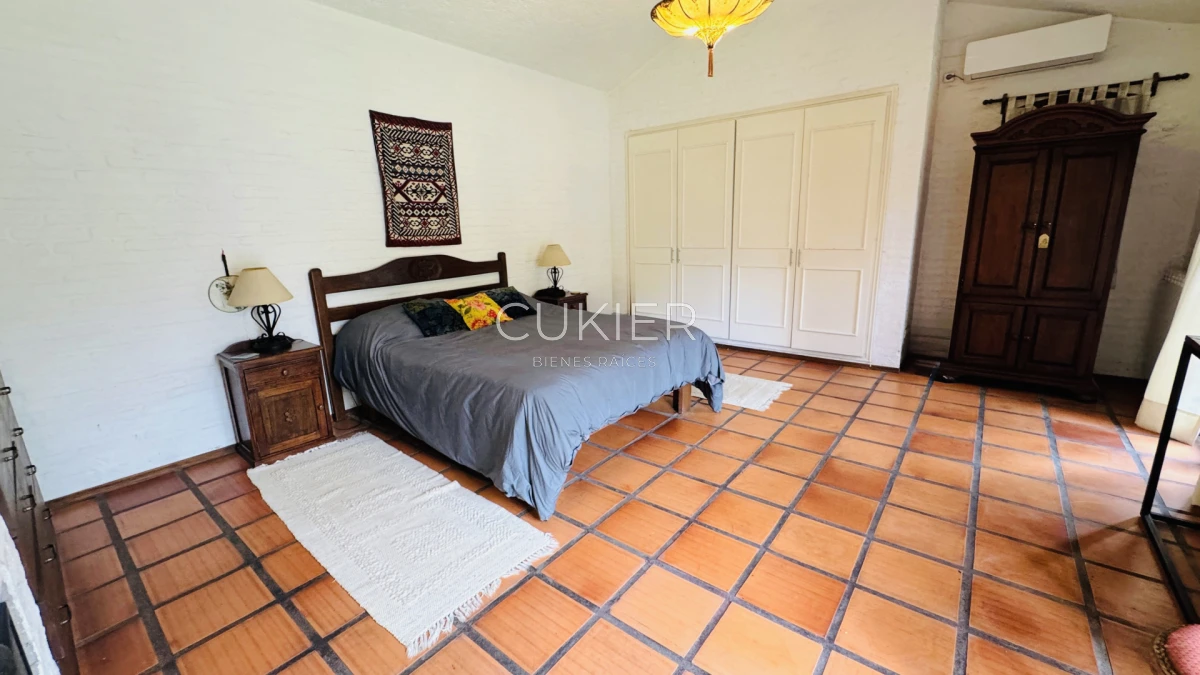 Casa ID.4183 - Venta y Alquiler de temporada casa 4 dormitorios y piscina climatizada en Pinares a tan solo 150 m de playa mansa 