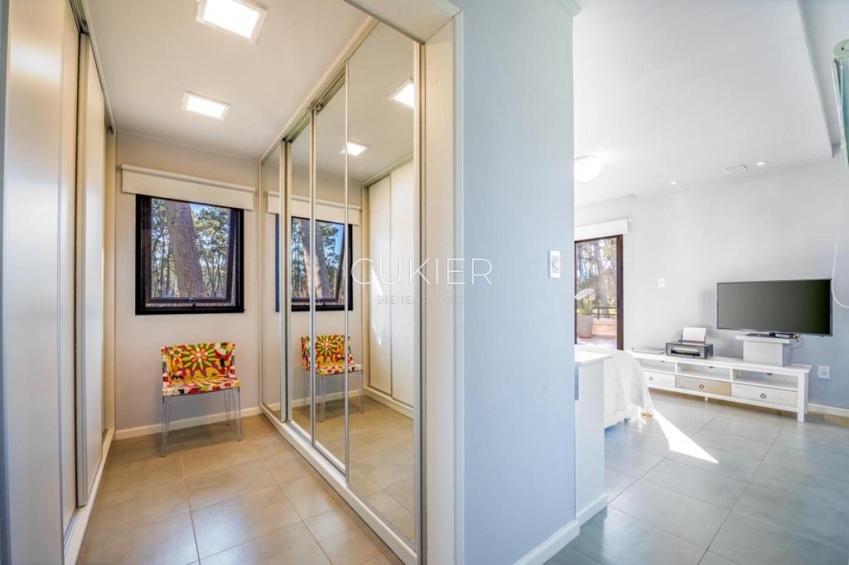 Casa ID.3856 - Alquiler anual de hermosa casa 3 dormitorios en barrio privado con servicios 