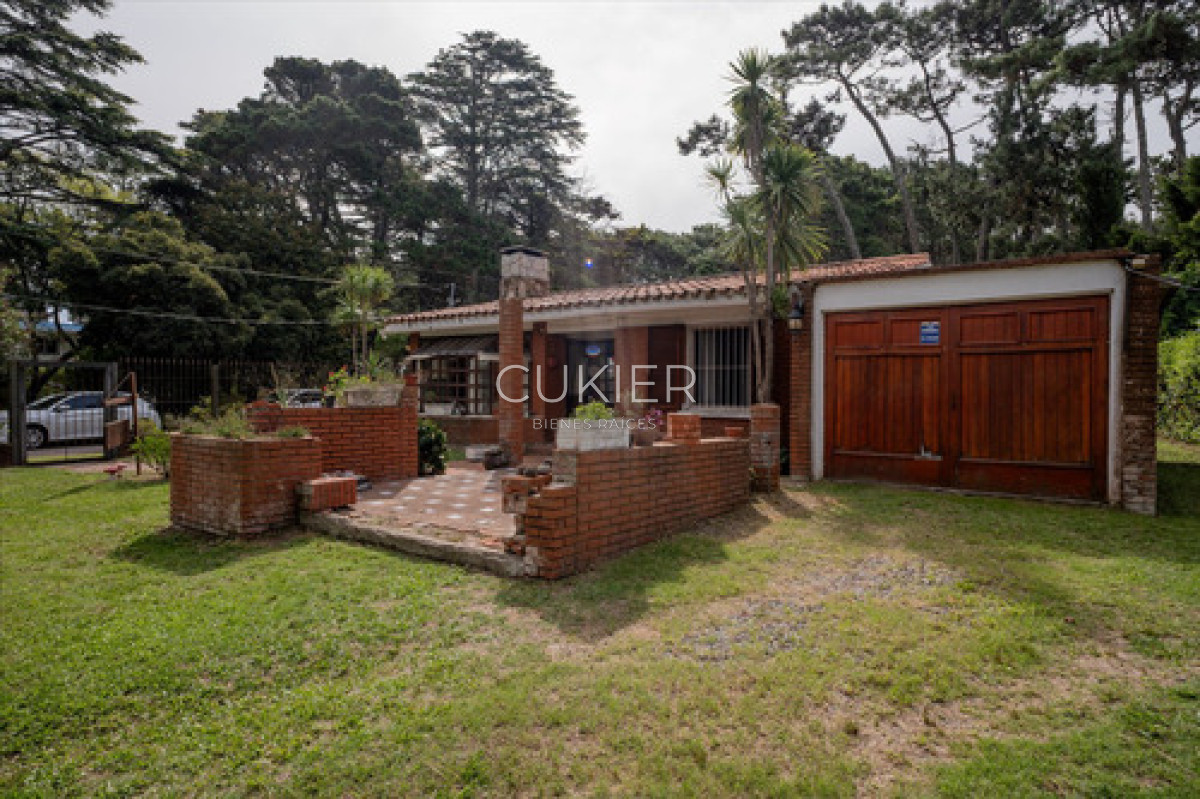 Casa ID.4637 - Venta Casa Tres Dormitorios en Lugano zona de colegios Punta del Este