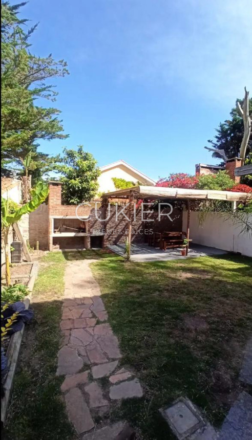 Casa ID.3462 - ALQUILER ANUAL DE CASA EN PLAYA MANSA 4 DORMITORIOS.