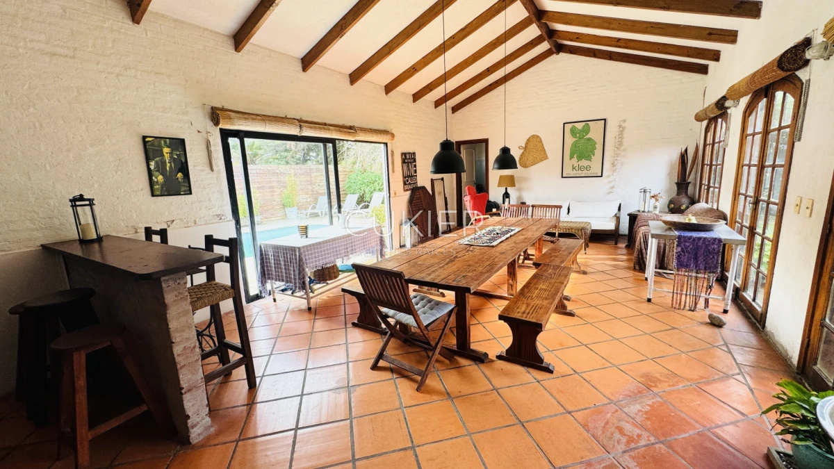 Casa ID.4183 - Venta y Alquiler de temporada casa 4 dormitorios y piscina climatizada en Pinares a tan solo 150 m de playa mansa 