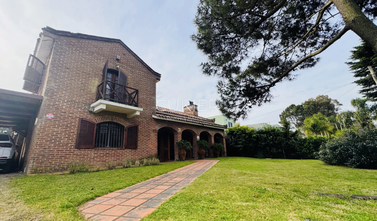 Casa ID.4183 - Venta y Alquiler de temporada casa 4 dormitorios y piscina climatizada en Pinares a tan solo 150 m de playa mansa 