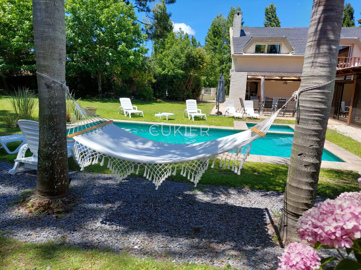 Casa ID.2545 - Alquiler Temporada Casa 7 Dormitorios + servicio Barrio Privado 