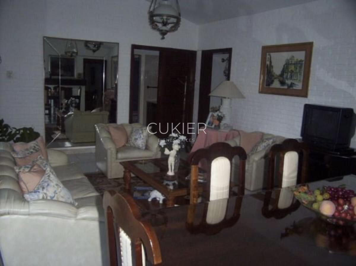 Casa ID.3701 - VENTA de casa con gran terreno al frente 4 dormitorios en zona de colegios.