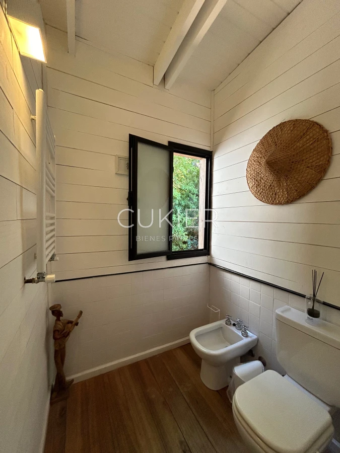 Casa ID.4313 - SE ALQUILA CASA EN EL TESORO DE 3 DORMITORIOS, 3 BAÑOS RODEADA DE VERDES