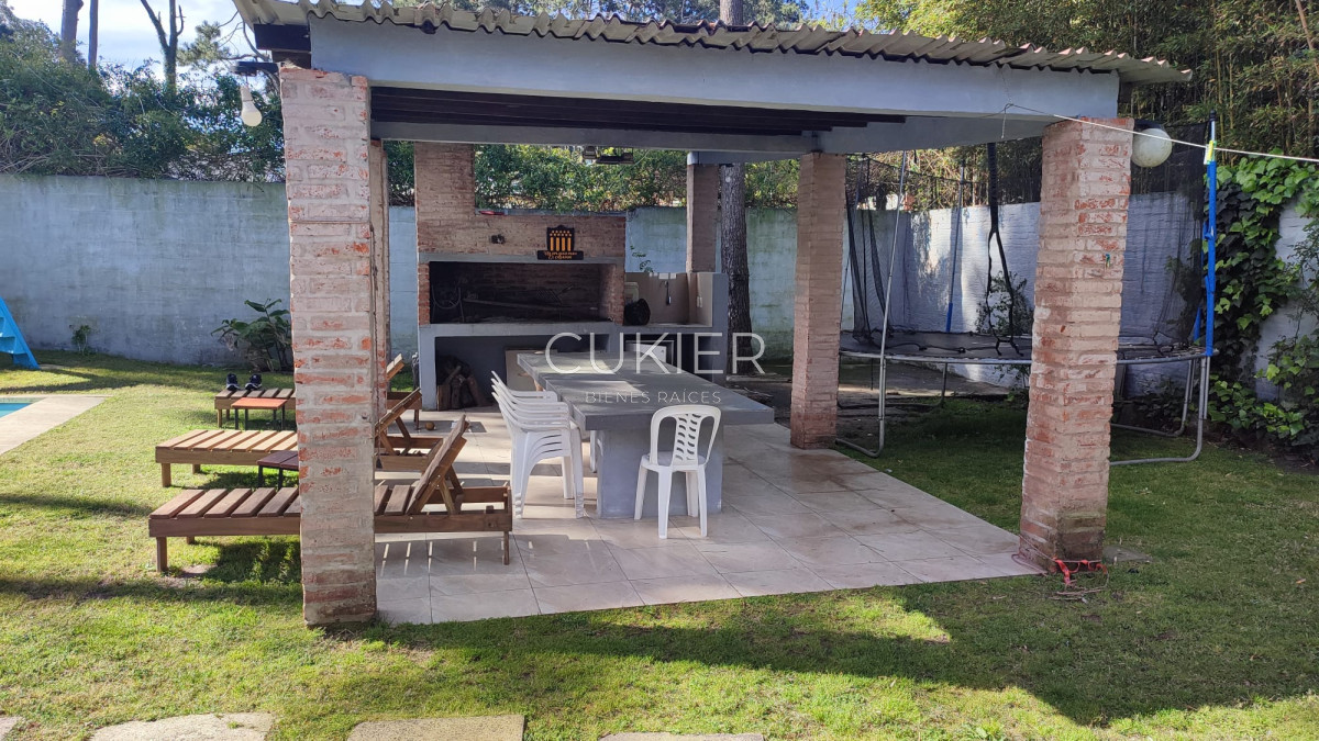 Casa ID.2472 - Alquiler Anual Chalet 4 dormitorios con piscina