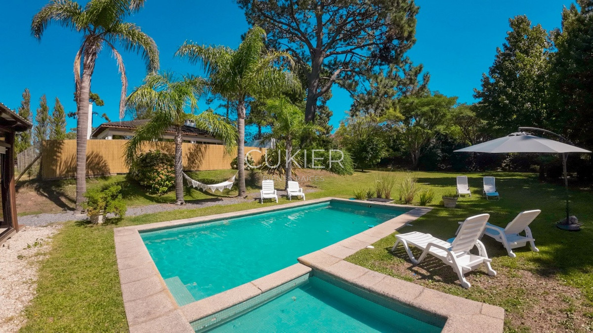 Casa ID.1851 - Venta y alquiler anual de espectacular casa de 6 dormitorios en barrio privado la Residence