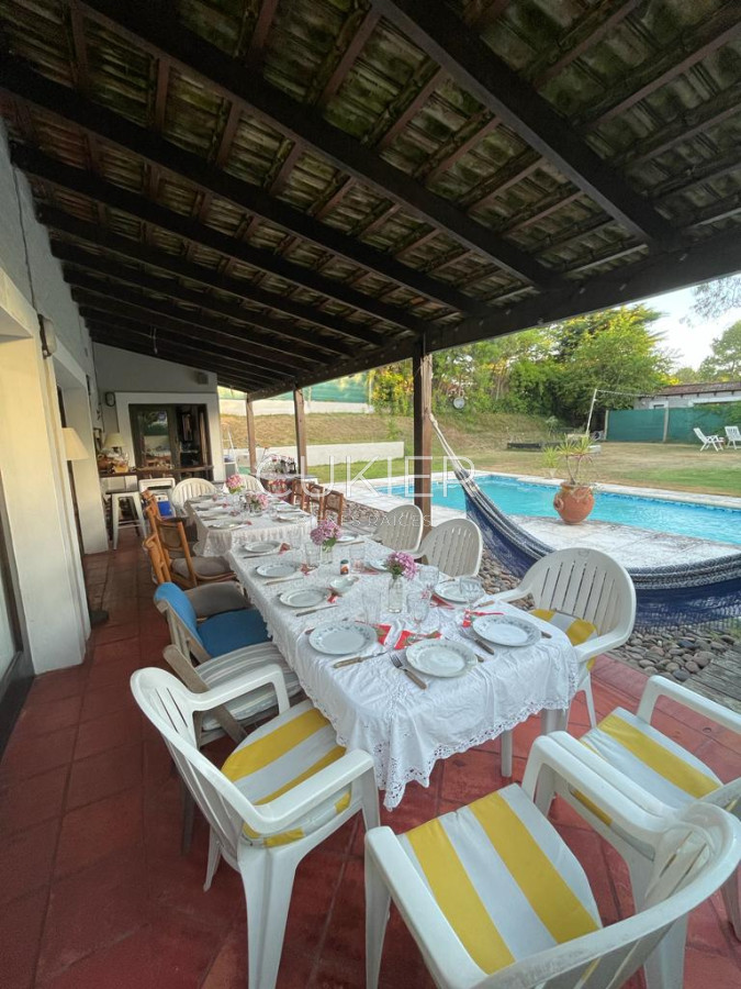 Casa ID.2422 - Alquiler anual y temporada de casa 4 dormitorios con piscina en Marly Punta del Este