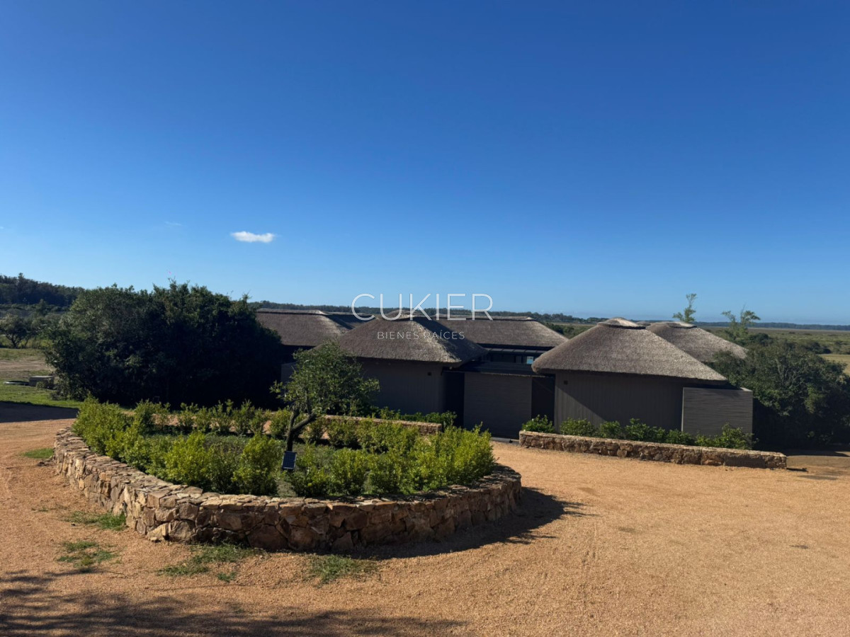 Casa ID.5215 - Venta y Alquiler TEMPORAL de espectacular casa 5 dormitorios a estrenar en barrio privado Puerto Quetzal en la Barra Punta del este 