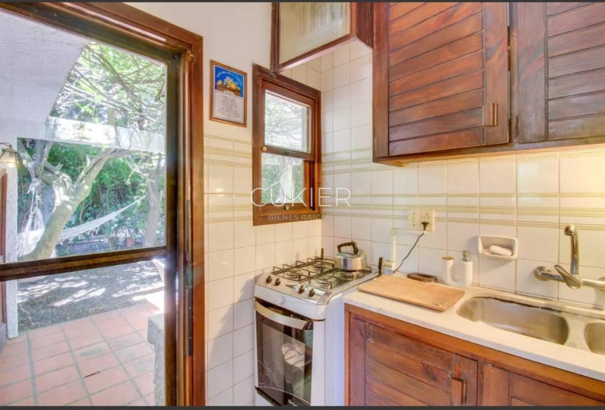 Casa ID.1138 - Venta de casa en Pinares de 2 dormitorios y dependencia con piscina 