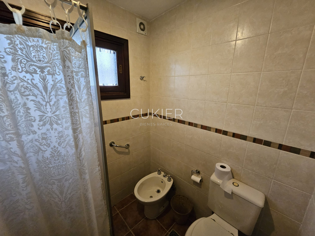 Casa ID.4977 - Venta de hermosa casa 4 dormitorios en zona de colegios 