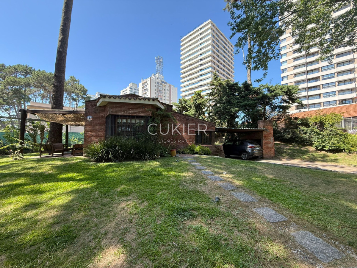 Casa ID.5228 - Alquiler anual de casa 3 dormitorios en zona de colegios Punta del Este