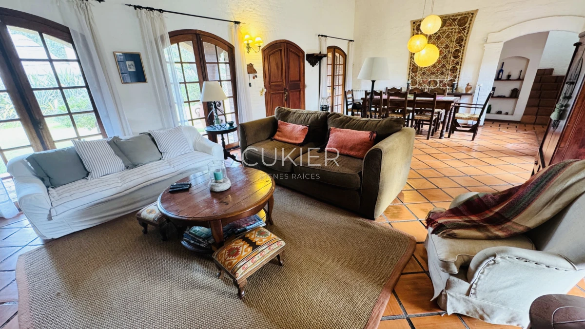 Casa ID.4183 - Venta y Alquiler de temporada casa 4 dormitorios y piscina climatizada en Pinares a tan solo 150 m de playa mansa 