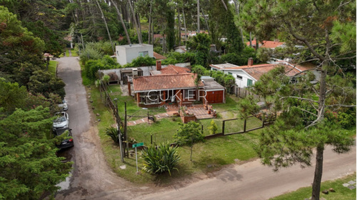 Casa ID.4637 - Venta Casa Tres Dormitorios en Lugano zona de colegios Punta del Este