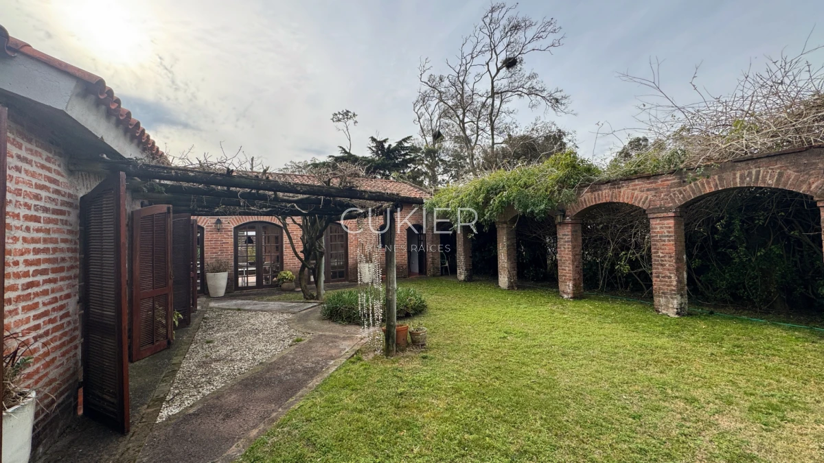 Casa ID.4183 - Venta y Alquiler de temporada casa 4 dormitorios y piscina climatizada en Pinares a tan solo 150 m de playa mansa 
