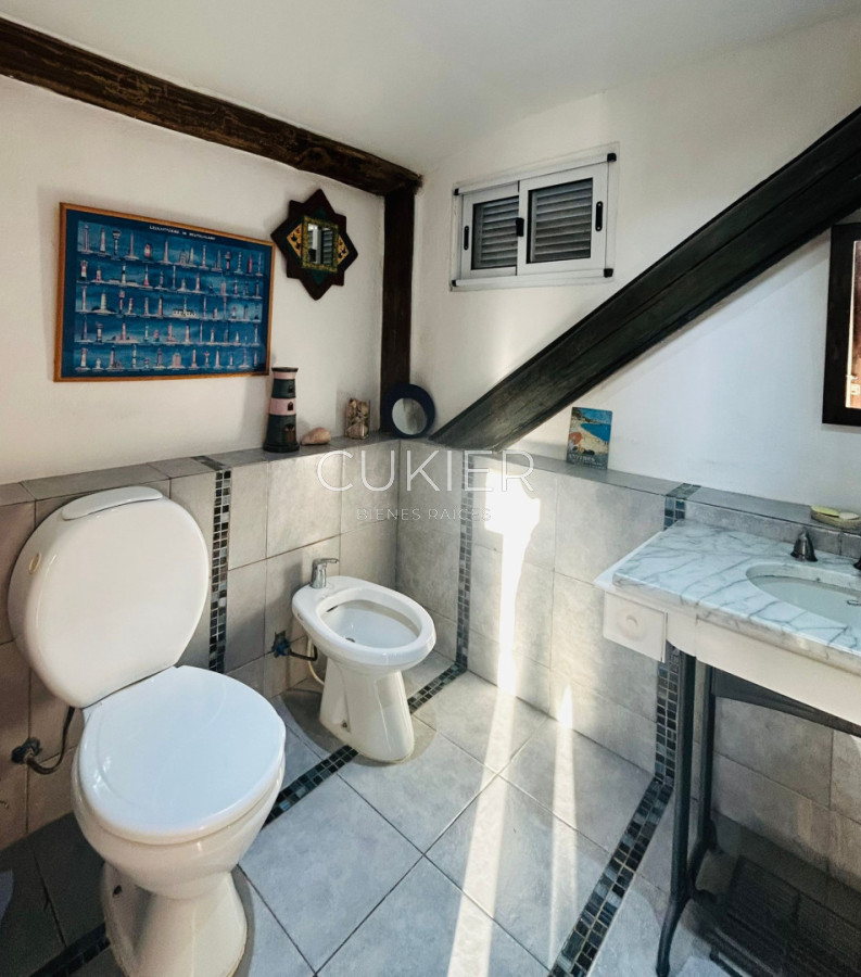 Casa ID.5323 - Se vende casa de dos dormitorios, un baño, primera línea.