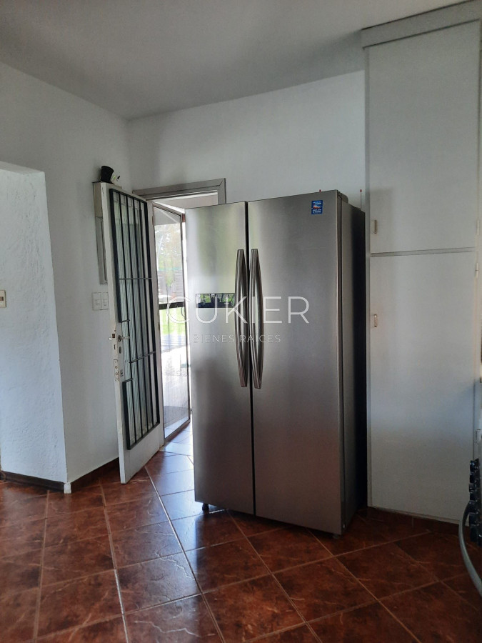 Casa ID.2628 - Venta y alquiler anual de hermosa casa 4 dormitorios con piscina en El Barrio Cantegril Punta del Este