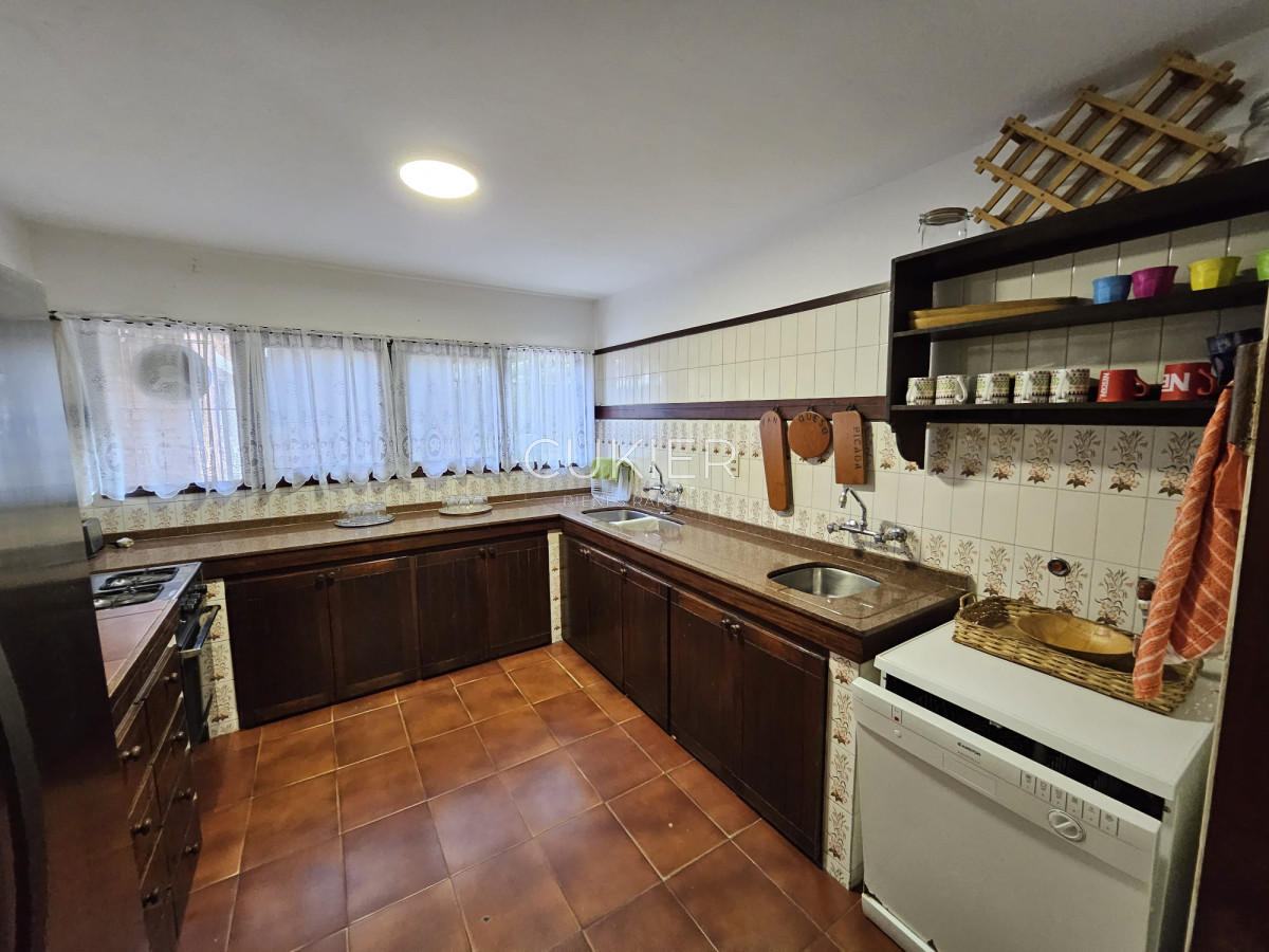 Casa ID.4977 - Venta de hermosa casa 4 dormitorios en zona de colegios 