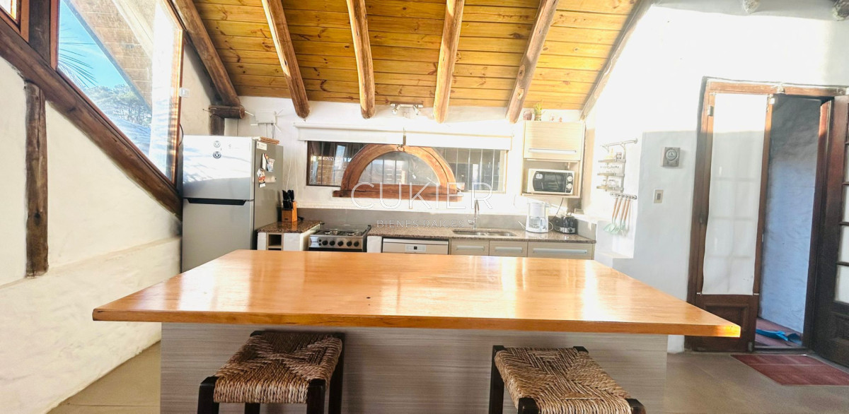 Casa ID.5323 - Se vende casa de dos dormitorios, un baño, primera línea.