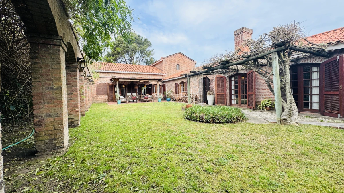 Casa ID.4183 - Venta y Alquiler de temporada casa 4 dormitorios y piscina climatizada en Pinares a tan solo 150 m de playa mansa 