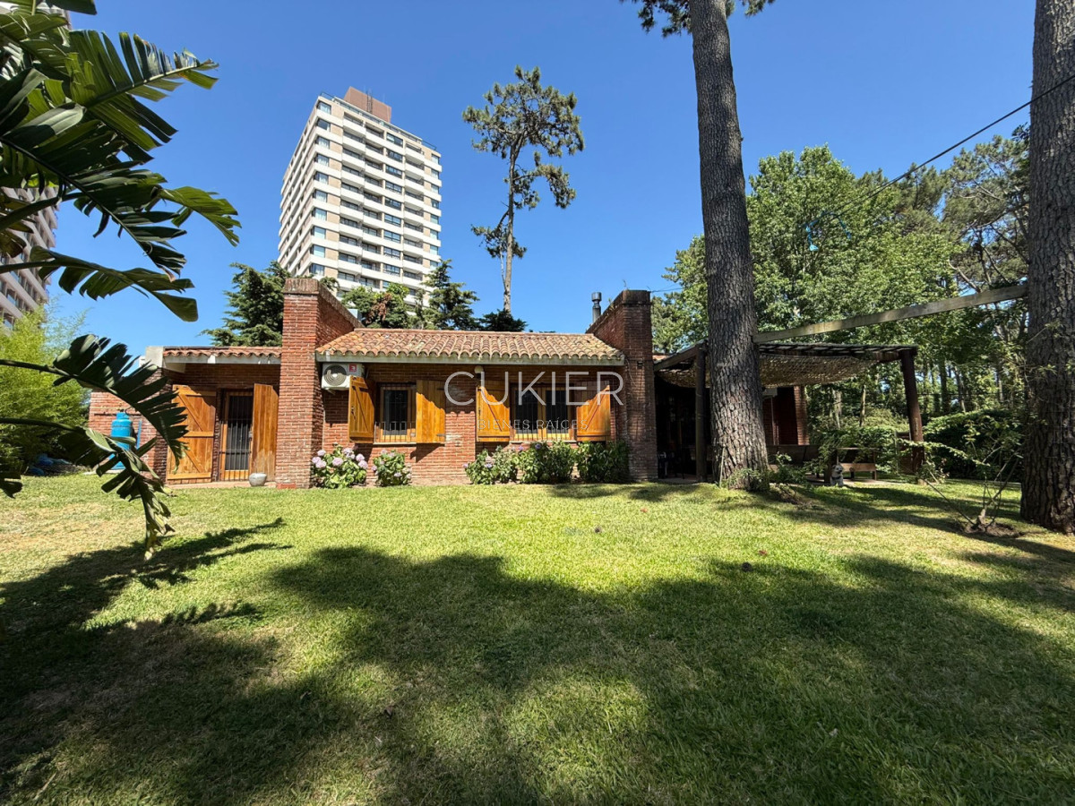 Casa ID.5228 - Alquiler anual de casa 3 dormitorios en zona de colegios Punta del Este
