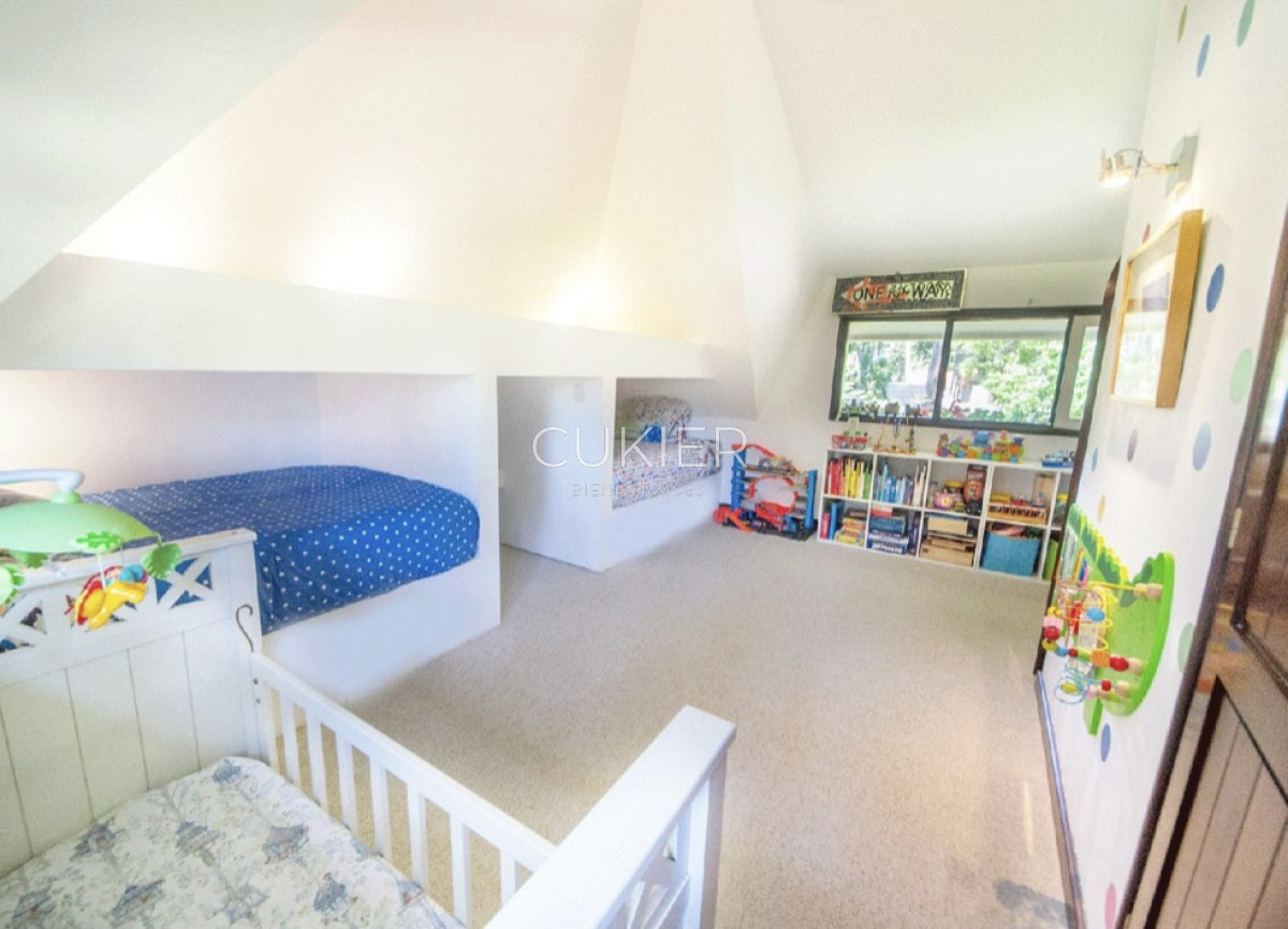 Casa ID.4220 - Venta y alquiler temporada y anual de espectacular casa de 4 dormitorios en San Rafael a 300 m del mar