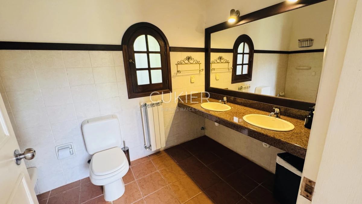 Casa ID.4183 - Venta y Alquiler de temporada casa 4 dormitorios y piscina climatizada en Pinares a tan solo 150 m de playa mansa 