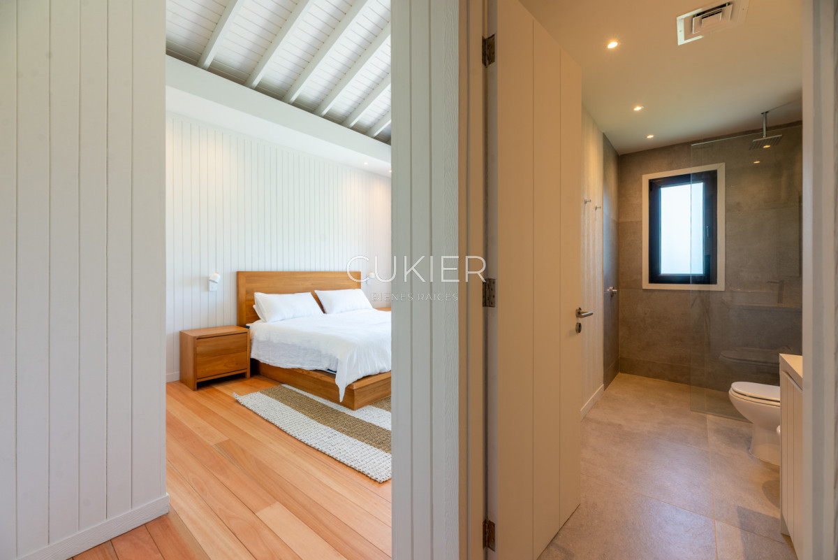 Casa ID.5206 - Venta y alquiler temporal de espectacular casa 4 dormitorios en barrio privado Puerto Quetzal en la barra Punte del este 