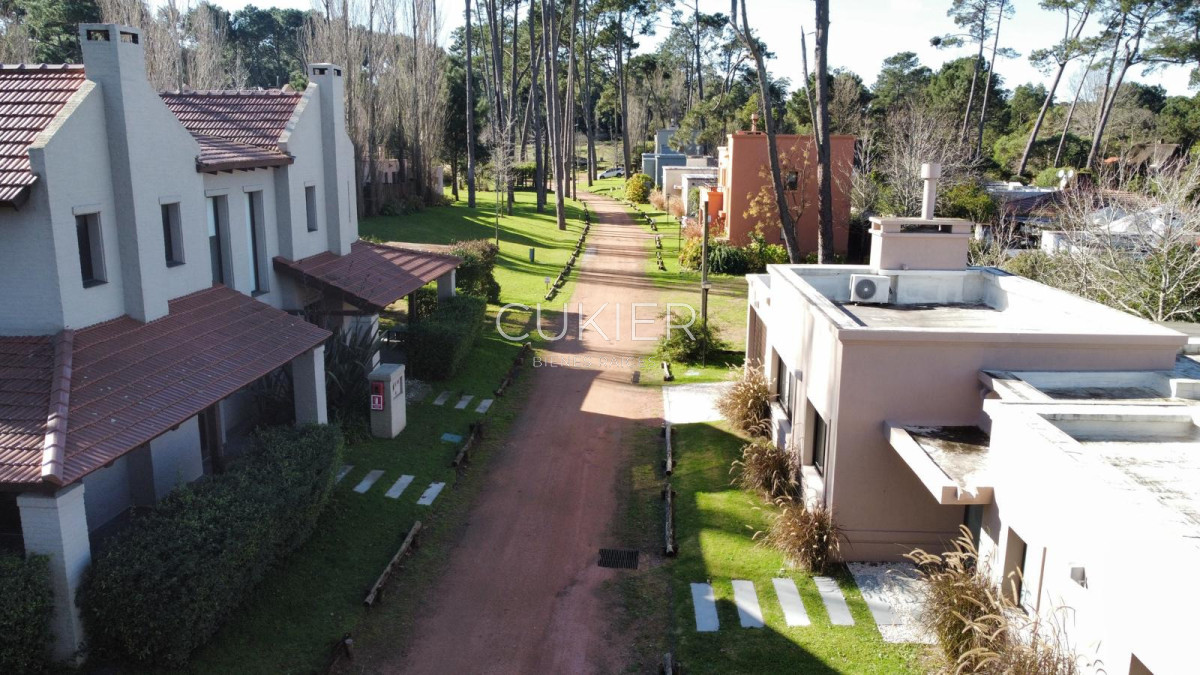 Casa ID.5207 - Venta de casa 2 dormitorios en barrio privado Pinares con servicios 