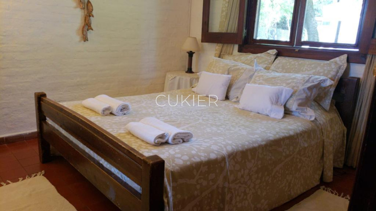 Casa ID.1138 - Venta de casa en Pinares de 2 dormitorios y dependencia con piscina 