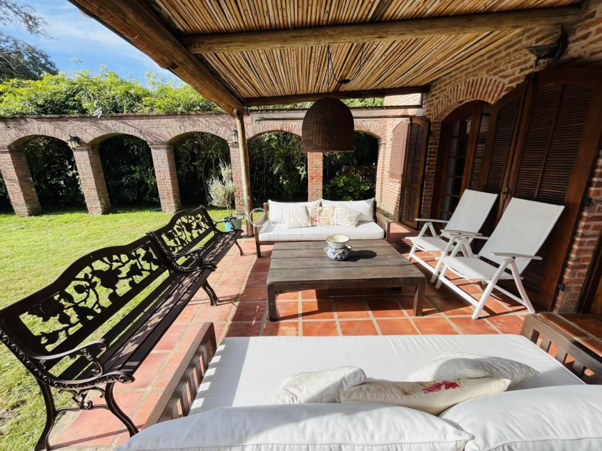 Casa ID.4183 - Venta y Alquiler de temporada casa 4 dormitorios y piscina climatizada en Pinares a tan solo 150 m de playa mansa 