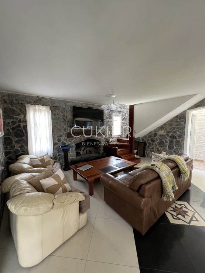 Casa ID.498 - Alquiler anual de casa 4 dormitorios con piscina en Pinares Punta del este 