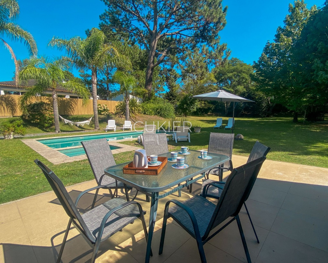 Casa ID.1851 - Venta y alquiler anual de espectacular casa de 6 dormitorios en barrio privado la Residence