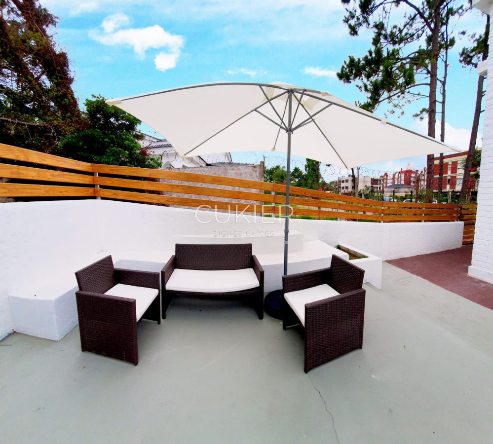 Casa ID.3312 - Alquiler anual de casa 2 dormitorios y medios a 1 cuadra del mar en playa mansa con patio y parrillero