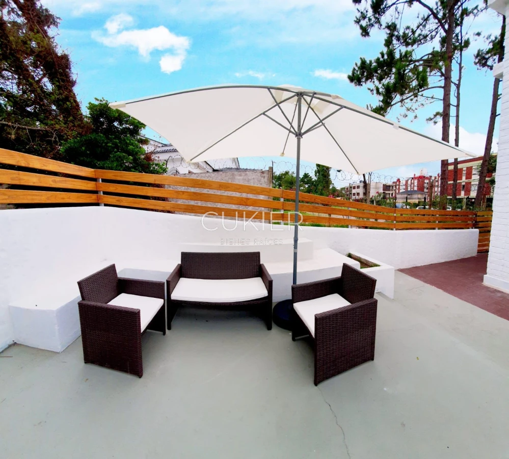 Casa ID.3312 - Alquiler anual de casa 2 dormitorios y medios a 1 cuadra del mar en playa mansa con patio y parrillero