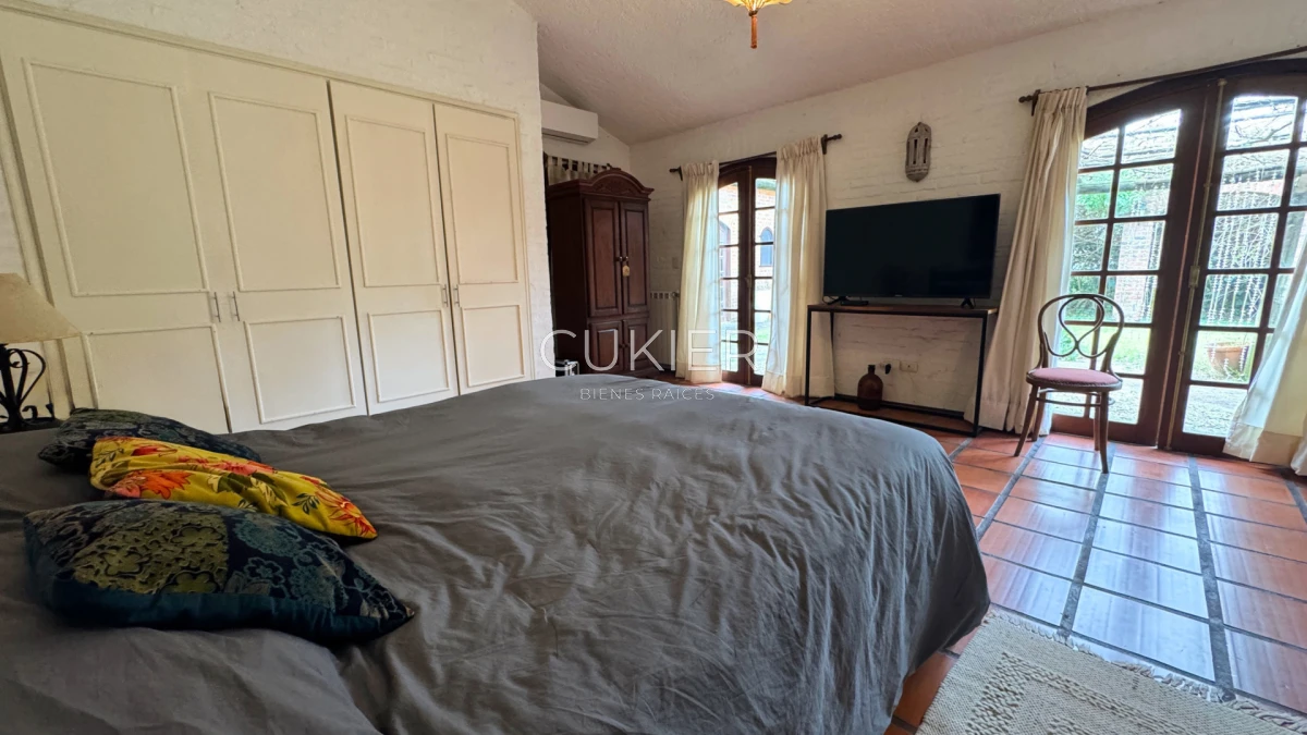 Casa ID.4183 - Venta y Alquiler de temporada casa 4 dormitorios y piscina climatizada en Pinares a tan solo 150 m de playa mansa 