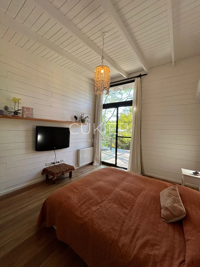 Casa ID.4313 - SE ALQUILA CASA EN EL TESORO DE 3 DORMITORIOS, 3 BAÑOS RODEADA DE VERDES