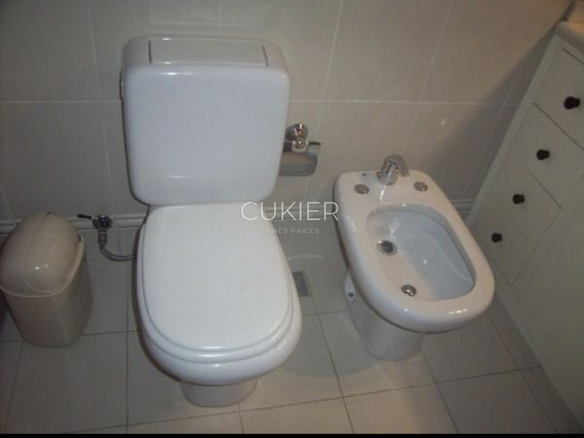 Casa ID.3701 - VENTA de casa con gran terreno al frente 4 dormitorios en zona de colegios.