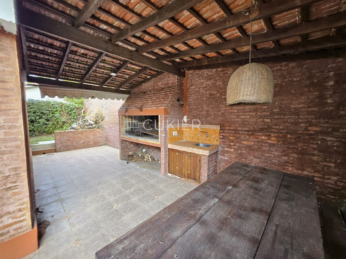 Casa ID.4977 - Venta de hermosa casa 4 dormitorios en zona de colegios 