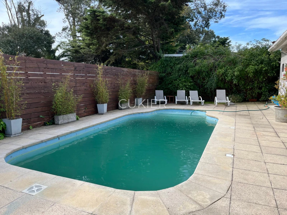 Casa ID.4183 - Alquiler de temporada casa 4 dormitorios y piscina climatizada en Pinares a tan solo 150 m de playa mansa 