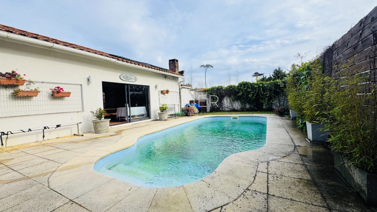 Casa ID.4183 - Venta y Alquiler de temporada casa 4 dormitorios y piscina climatizada en Pinares a tan solo 150 m de playa mansa 