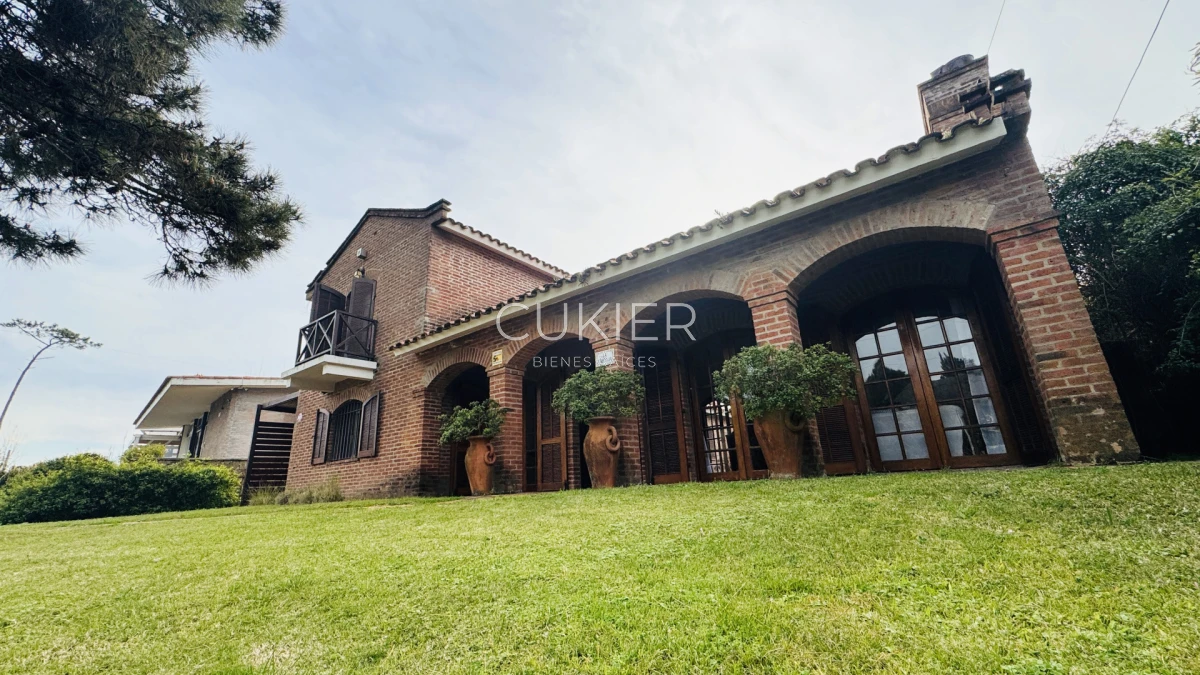Casa ID.4183 - Venta y Alquiler de temporada casa 4 dormitorios y piscina climatizada en Pinares a tan solo 150 m de playa mansa 