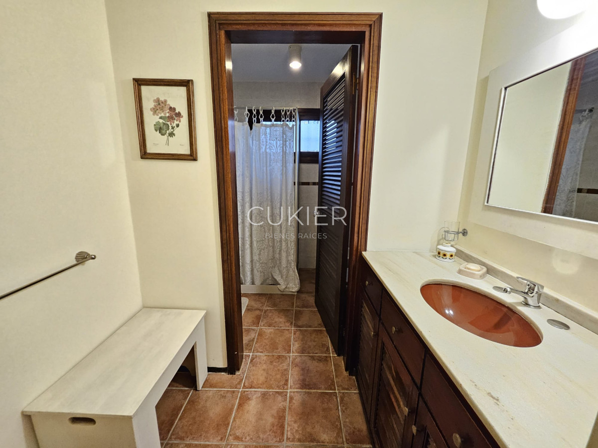 Casa ID.4977 - Venta de hermosa casa 4 dormitorios en zona de colegios 